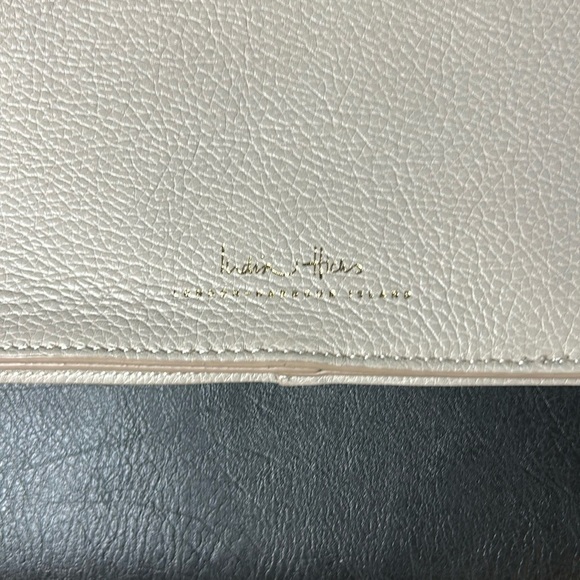 👜 India Hicks Big Zipper Leather Clutch – Taupe Pebbled Leather - Picture 4 of 9